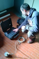 Vedoucí výzkumu Philippe Gueguen instaluje seismickou stanici v prostorách vyhlídky.