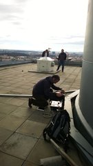 Vedoucí výzkumu Philippe Gueguen společně s vědci z Karlovy university na střeše restaurace na Žižkovském vysílači.